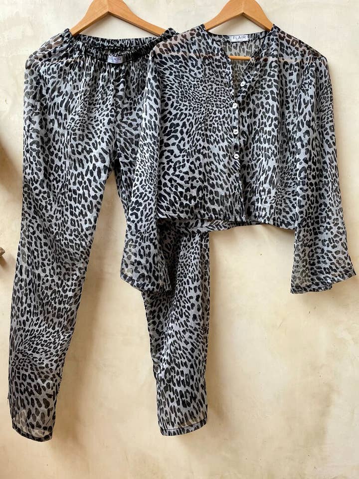 Completo da spiaggia Paje leopardato | Camicia e pantaloni per la vendita all'ingrosso da parte di Flair Copenhagen