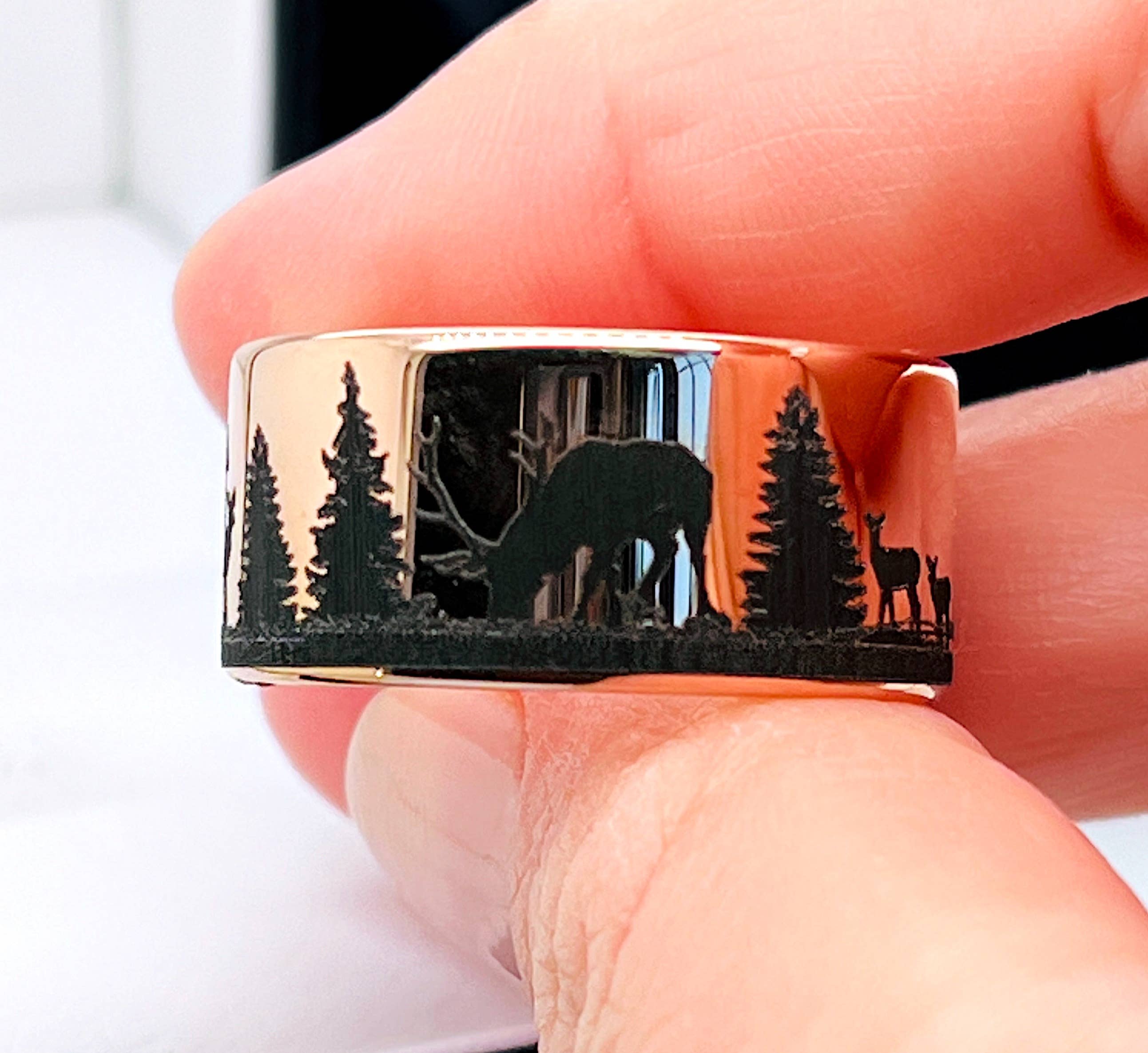 rings paradise – Engroshandel Båndring – Elks i granskov indgraveret wolfram unisex-ring1