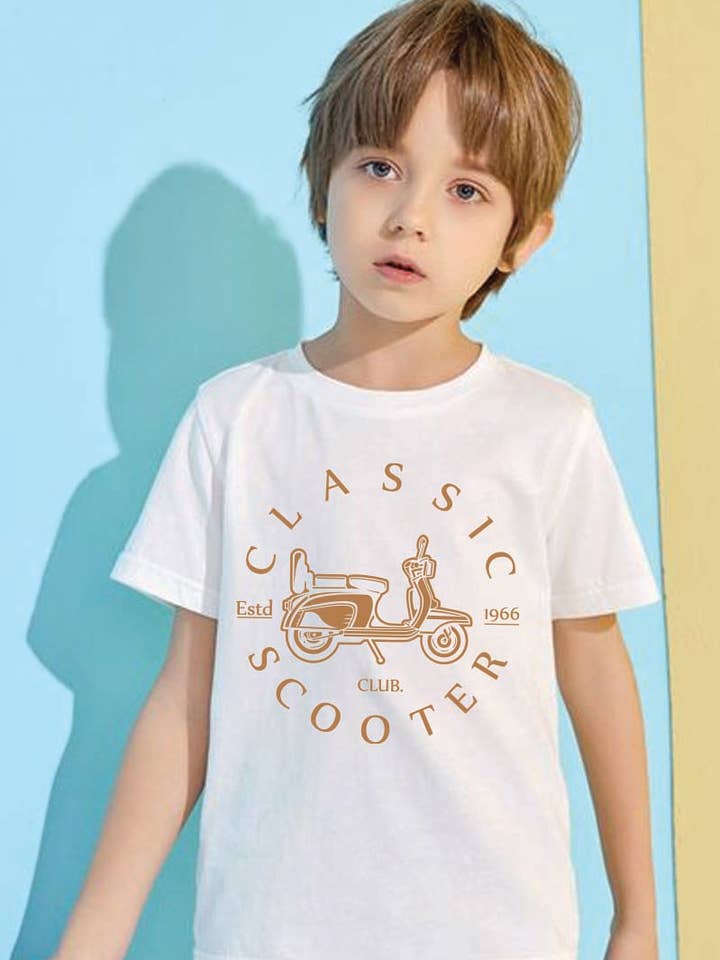 L1311 - T-shirt gráfica CLASSIC SCOOTER por atacado de KNOCK ON THE STYLE