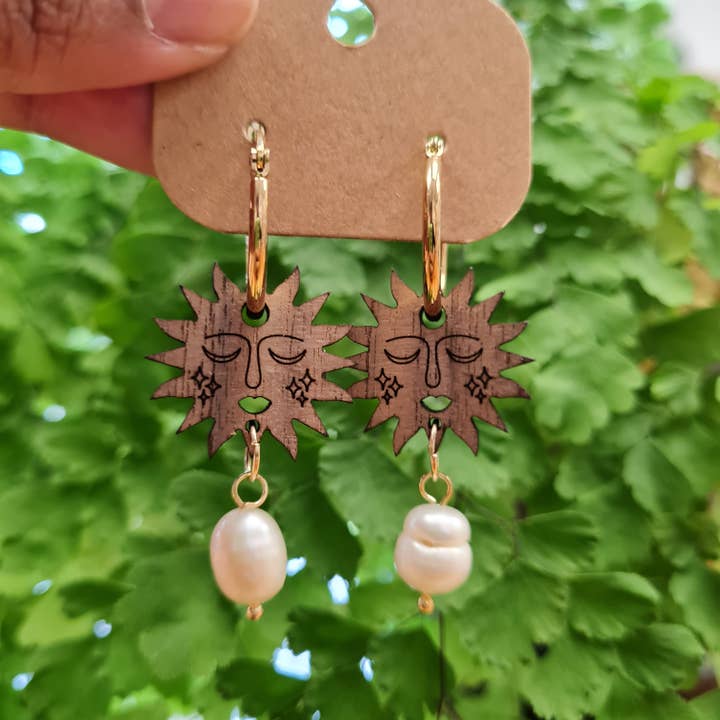 Celestial Hoop Ohrring | Hoops mit Sonnengesicht und Perlen | für den Großhandel von Made By Moxxi