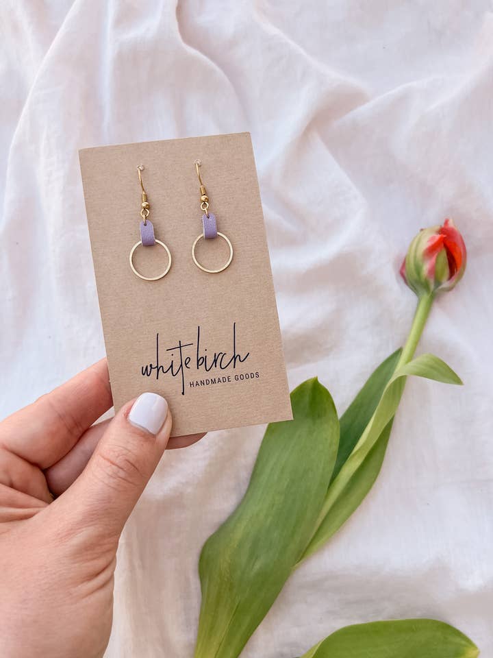 Lila läder & små mässingscirkelörhängen för wholesale av Whitebirch Handmade Goods