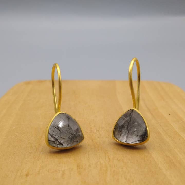 Schwarze Dreieckohrringe aus Rutil für den Großhandel von Dekko Trading