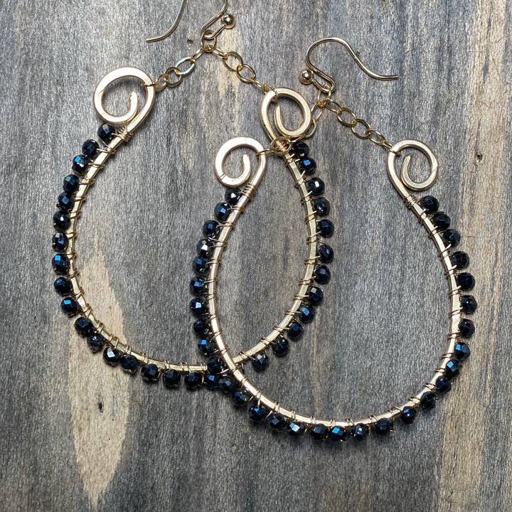 14K GF Mystic Black Spinel Stor Omega Hoop for engroshandel hos Beshea Beshea