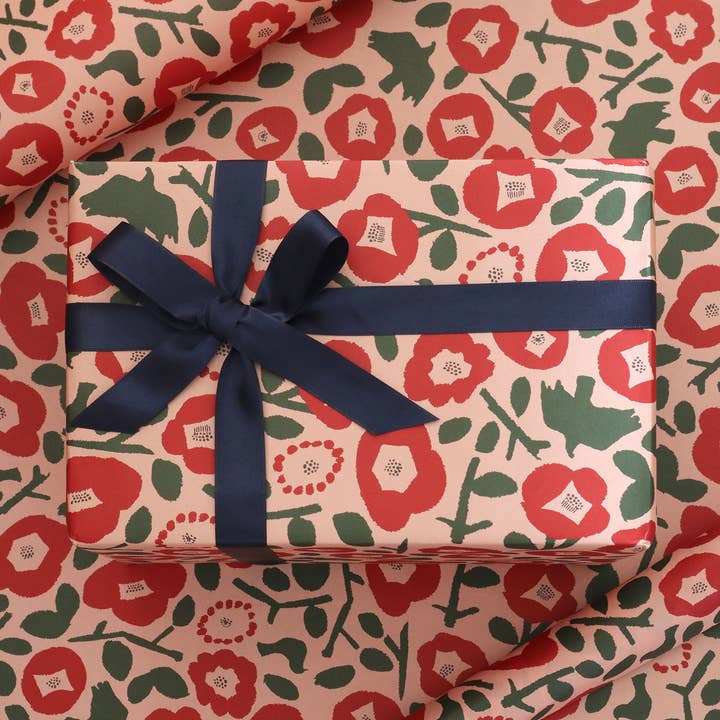 Großes Geschenkpapier mit Kamelien- und Vogelmotiv für den Großhandel von REGARO PAPIRO