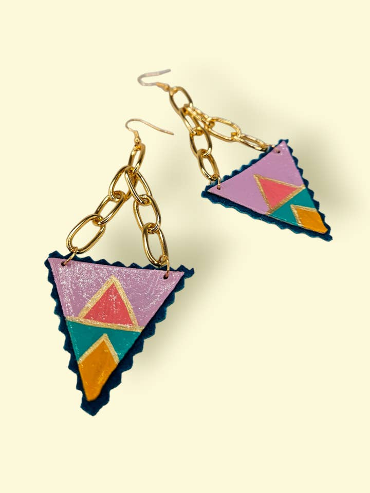 Boucles d'oreilles en cuir brut peint à motif géométrique Moosehide pour la vente par Anishinaabe Girl Designs