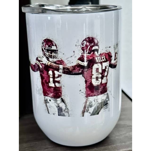 Chefes - Mahomes - Kelce Football 12oz Wine Tumbler por atacado de Dogwood Graphics & Design