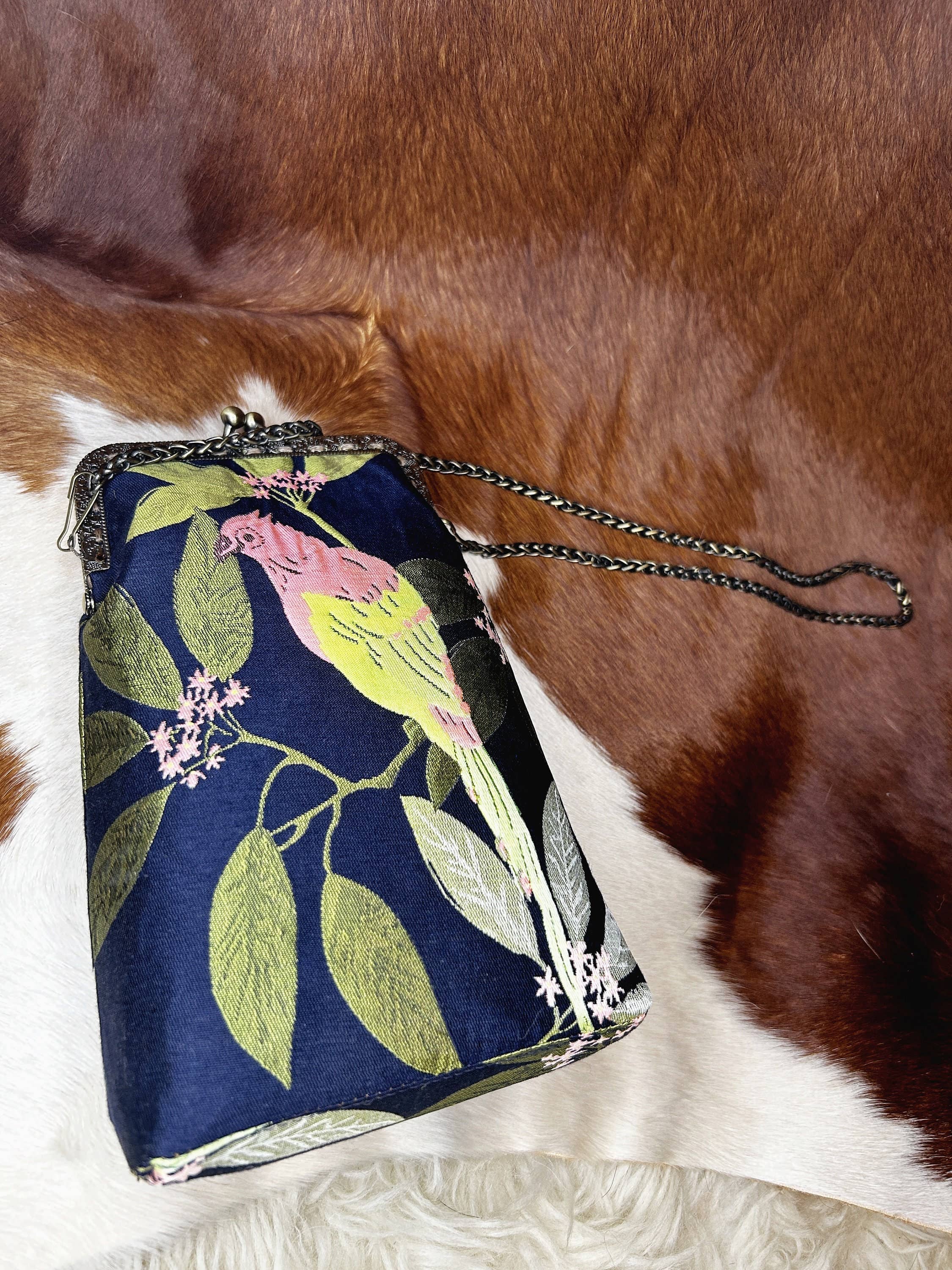 LeisTextileStudio - Vente Pochette – femme - Pochette de téléphone faite main avec fermoir baiser en tissu à fleurs et oiseaux8