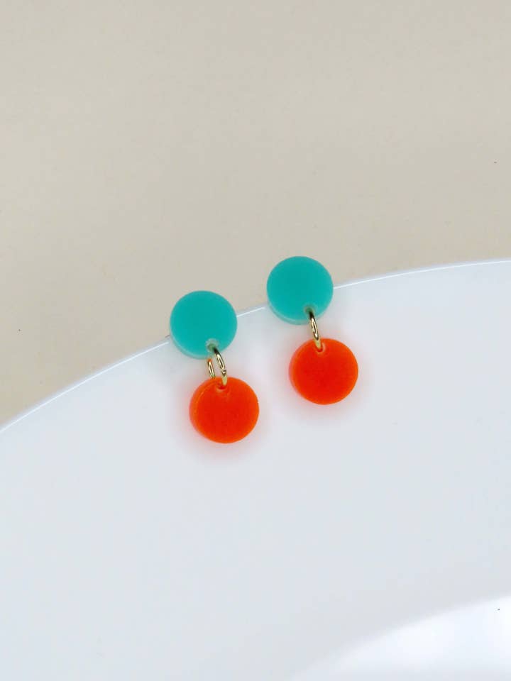Dotty acrylic earrings in turquoise neon orange for wholesale by Niemalsmehrohne