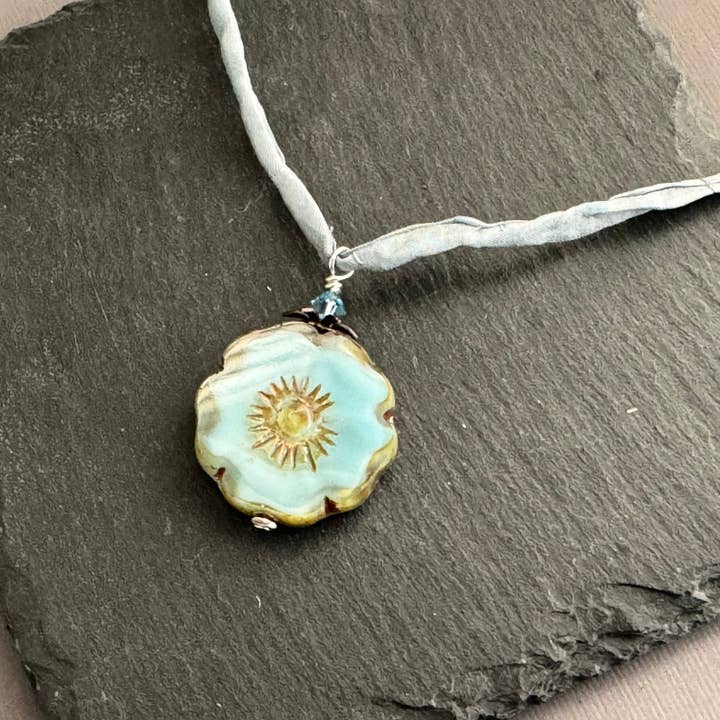 Collier pendentif fleur d'hibiscus en verre tchèque bleu clair en argent sterling pour la vente par Toad Song Jewelry
