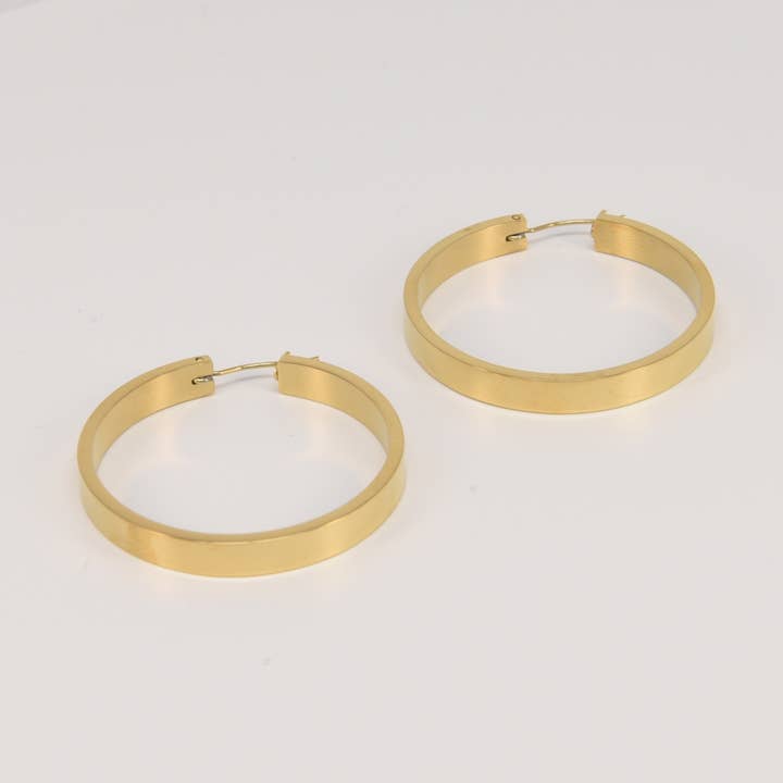 Orecchini a cerchio piatti - Jocasta per la vendita all'ingrosso da parte di Lovelika