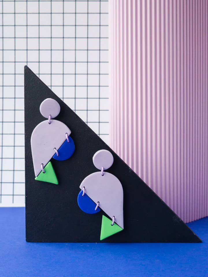 Orecchini colorati in argilla polimerica stile Memphis degli anni '80 per la vendita all'ingrosso da parte di Mono