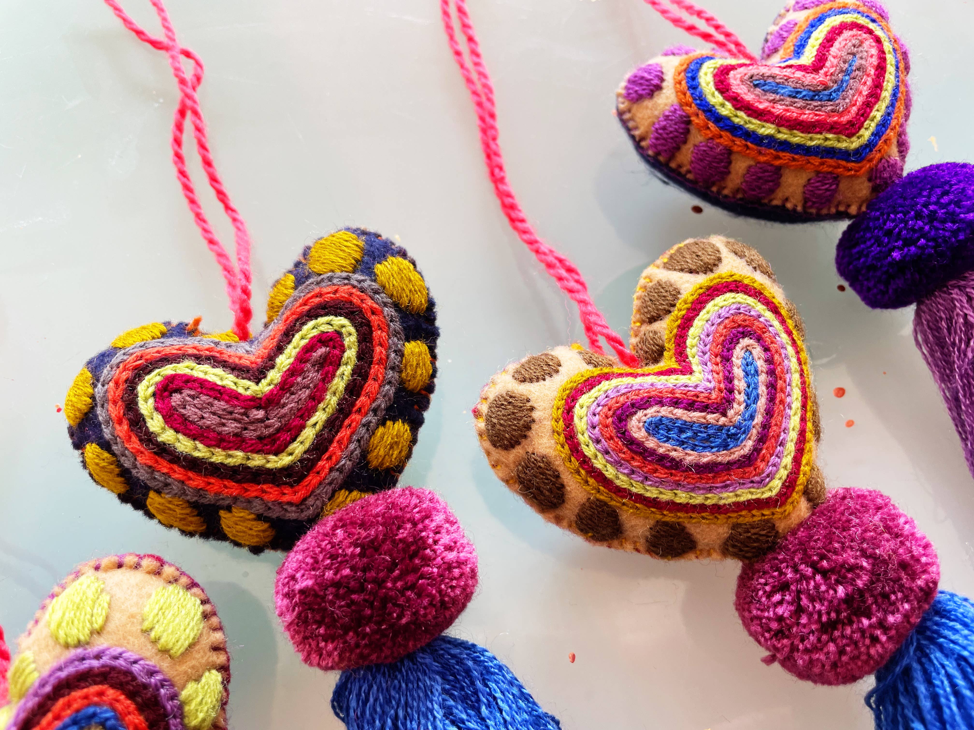 Pura Vida - Wholesale Ornament - Kerstversiering met geborduurd hart en luipaardkwastje6