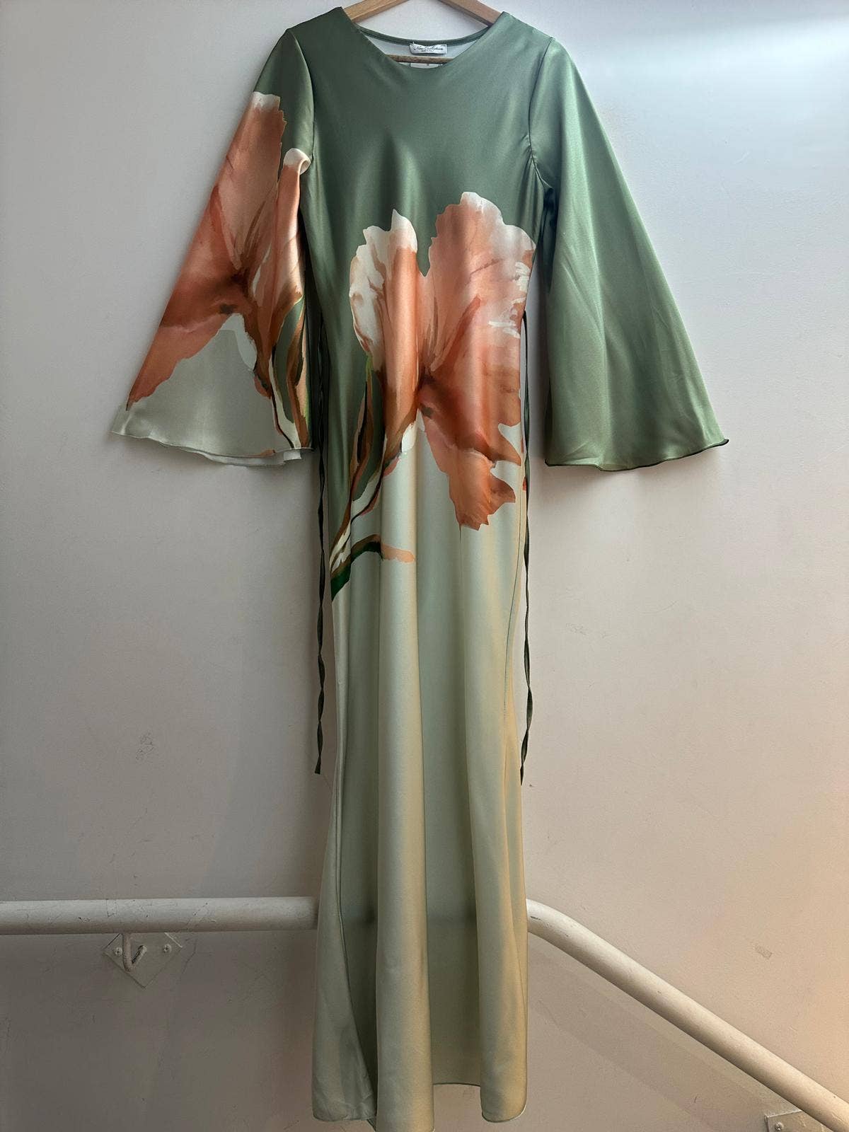 LORIANE – Großhandel Kleid – Damen – LORIANE Bedrucktes langes Kleid mit Bindebändern2