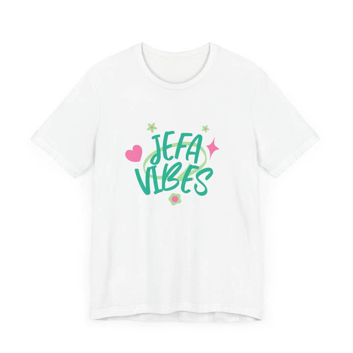 Bloom Designs – Engroshandel Grafisk t-shirt - Dame – Jefa Vibes Grafisk T-shirt - Boss Latina Energi | Jefa Latina T-shirt
