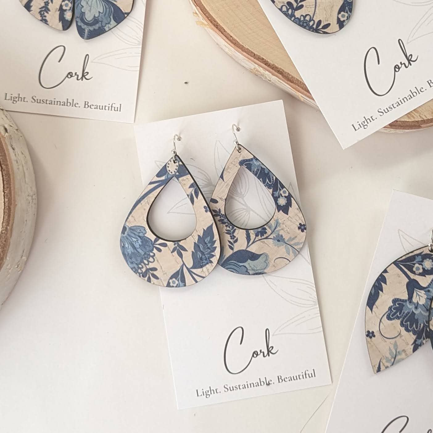 Hello Lovely Cork Co. - Vente Boucles d'oreilles pendantes - Boucles d'oreilles en liège bleu et blanc à motif floral - Grande goutte d'eau2