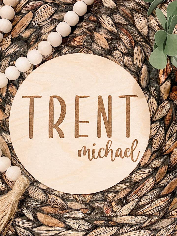 Insegna in legno incisa con nome per la vendita all'ingrosso da parte di Simply Adoorable Designs