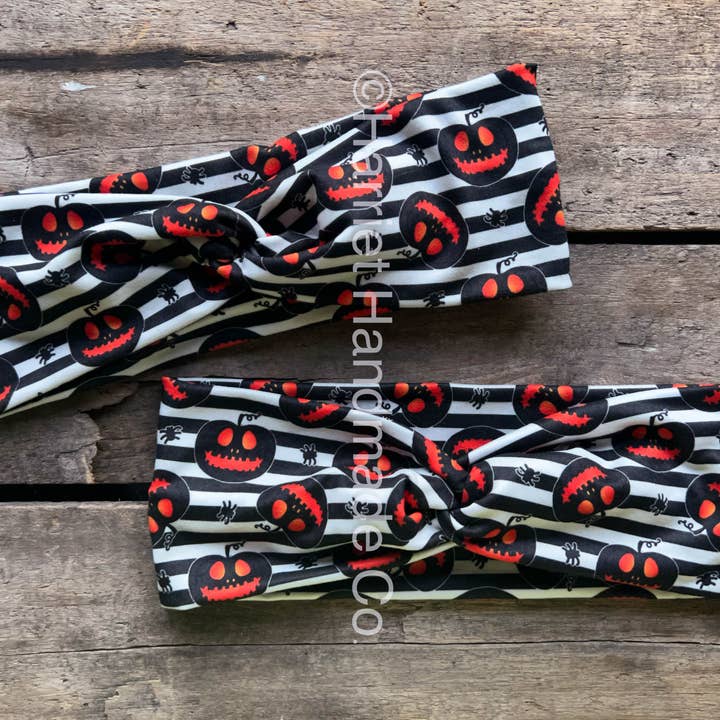 Bandeau Torsadé Extensible – Citrouilles Noires et Blanches d'Halloween pour la vente par Harriet Handmade Co.