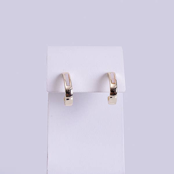 Huggies con incrustaciones de madreperla, disponibles el 20 de enero para venta al por mayor de My Best Kept Jewelry