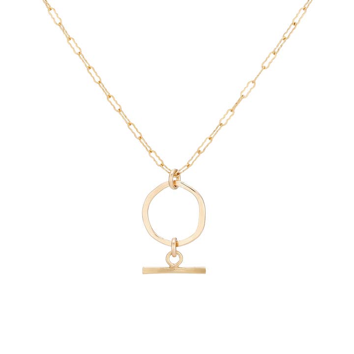 Collana Mini Mantra: cerchio e pendente a barra in oro martellato per la vendita all'ingrosso da parte di Freshie & Zero