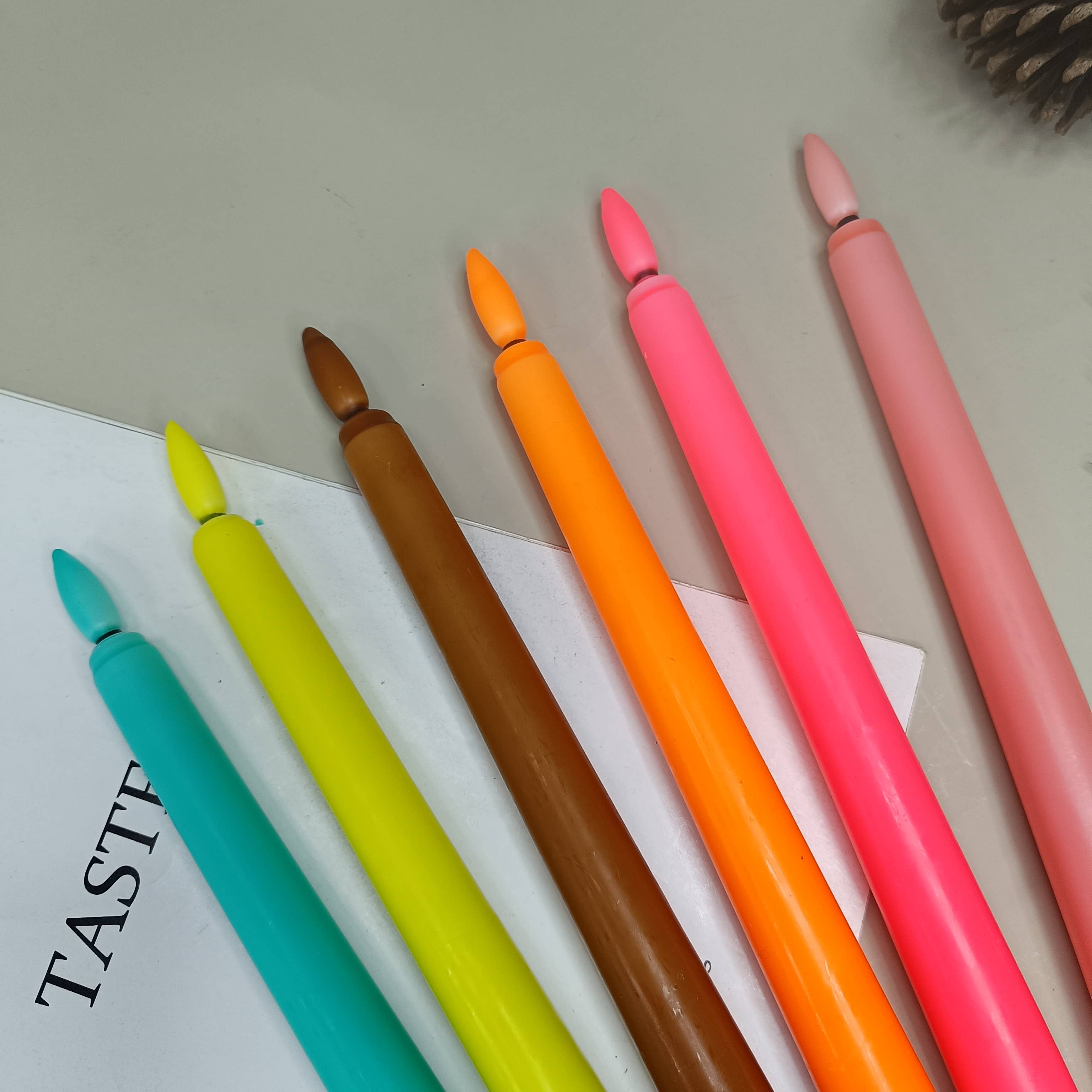 Candles Meta – wholesale Flamlöst ljus – 6-pack LED-ljusstakar med 28 cm hög vaxbeläggning och fjärrkontroll3