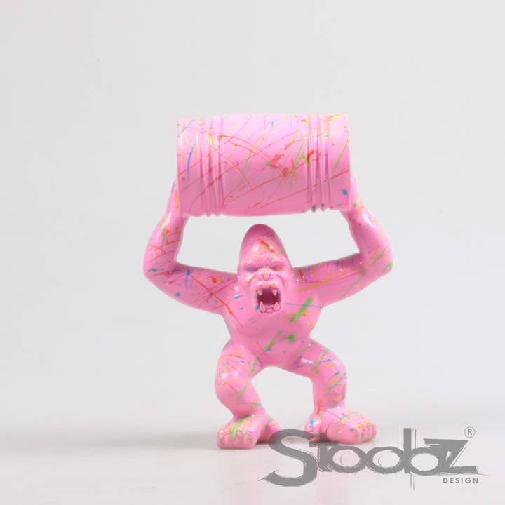 Imhof & Stevens BV - Wholesale Decorative Figurine - GORILLA M/OIL CAN 4 ASS F/R/G/O SPRAY 21 CM STOOBZ DESIGN3