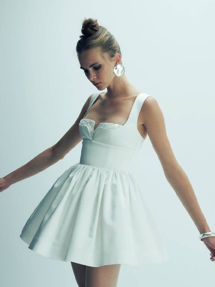 Leanne Satin-Minikleid in Lilienweiß für den Großhandel von NAZLI CEREN