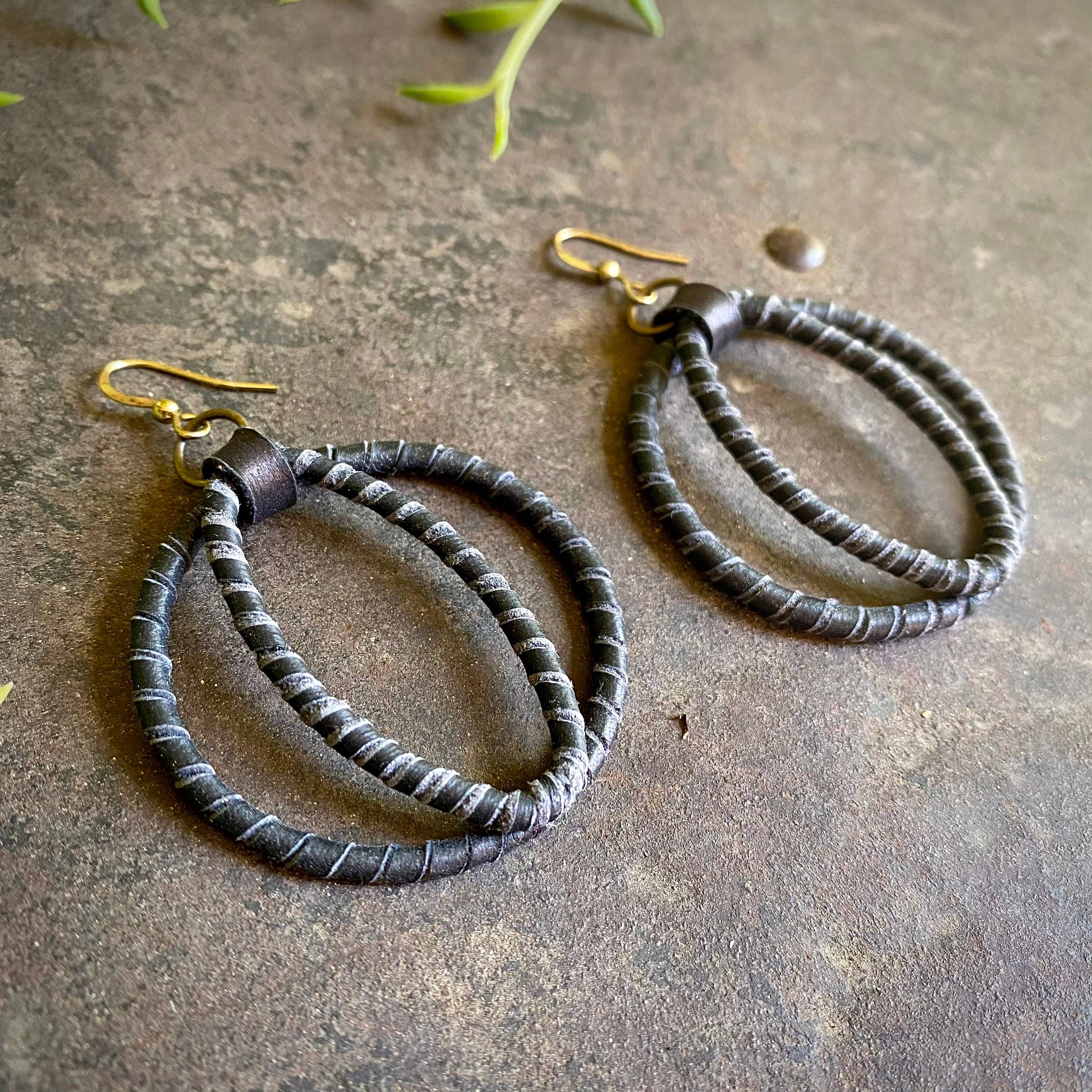 Zwart Cat-Eye-oorbellen - zwarte, ronde met leer omwikkelde oorbellen voor groothandel op Faire3