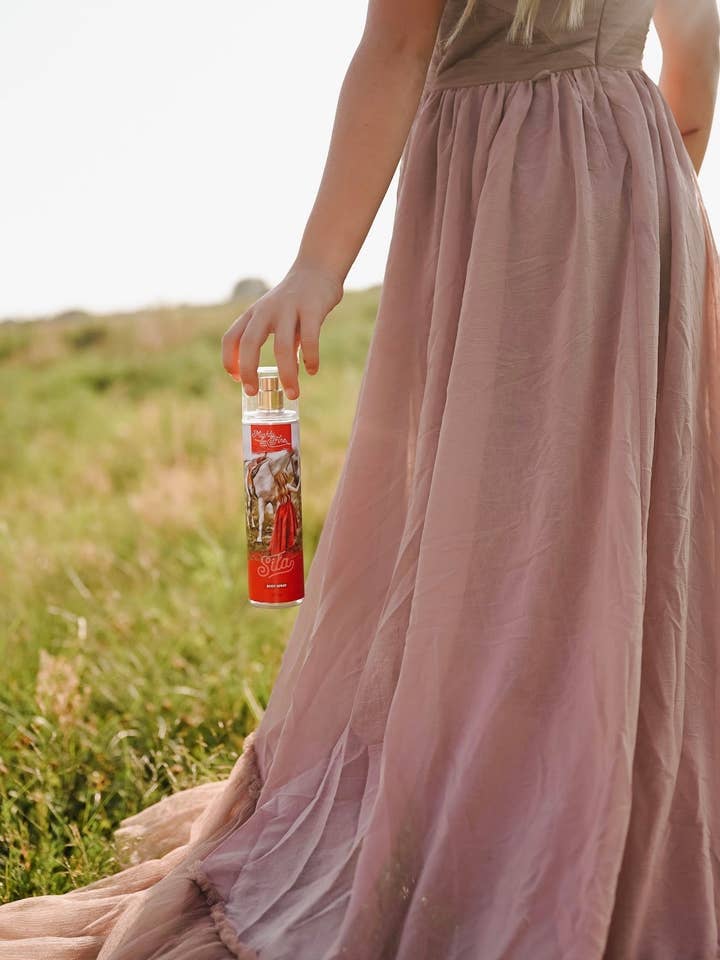 Sila Firewater dans un vaporisateur pour le corps en forme de tasse à thé Ensemble de 6 packs Mighty Fine pour la vente par The Front Porch Label