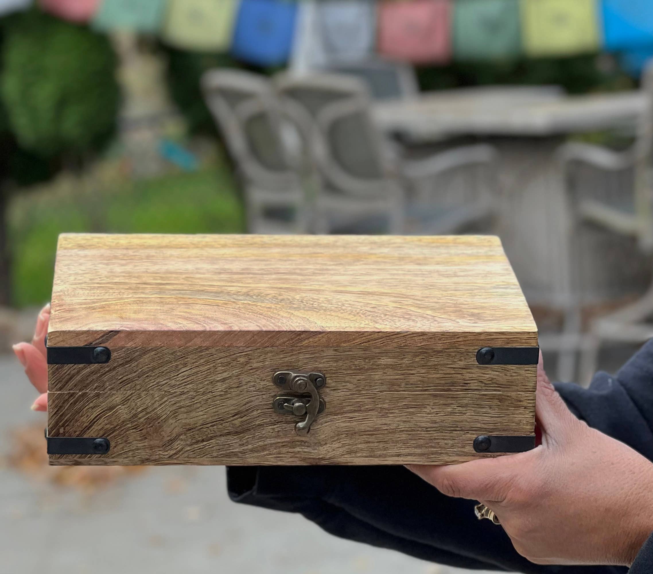 Lungta Imports – wholesale Smyckeskrin och organisatörer – Handsnidade smycken prydnad minnessak trä förvaringslåda1