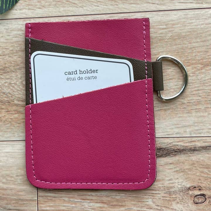 Vinklet kortholder i læder med 3 slots Fuchsia og brun for engroshandel hos Mally Designs