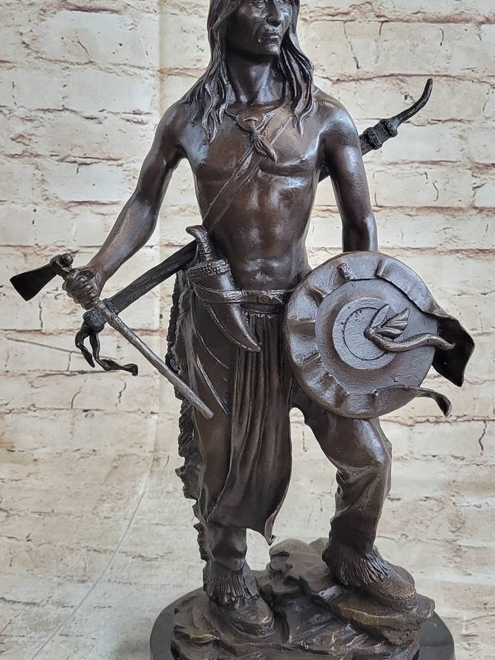 Estátua Escultura de Arte em Bronze de Guerreiro Índio Nativo Americano com Tomahawk por atacado de Bronzhaus