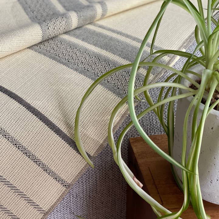 Beyond Borders Collective | Artisan-Made Blankets & Throws - Venta al por mayor Mantas de sofá - Equinoccio Throw - Marrón Cedro