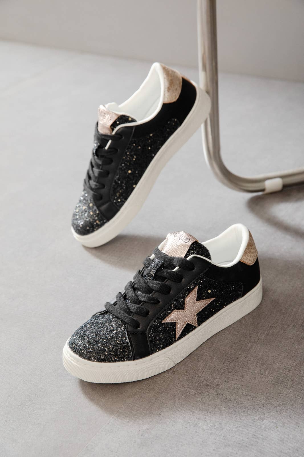 ERYNN – wholesale Vardagssneakers - Dam – Snörskor Elia med guldsparkle och metallicdetaljer7