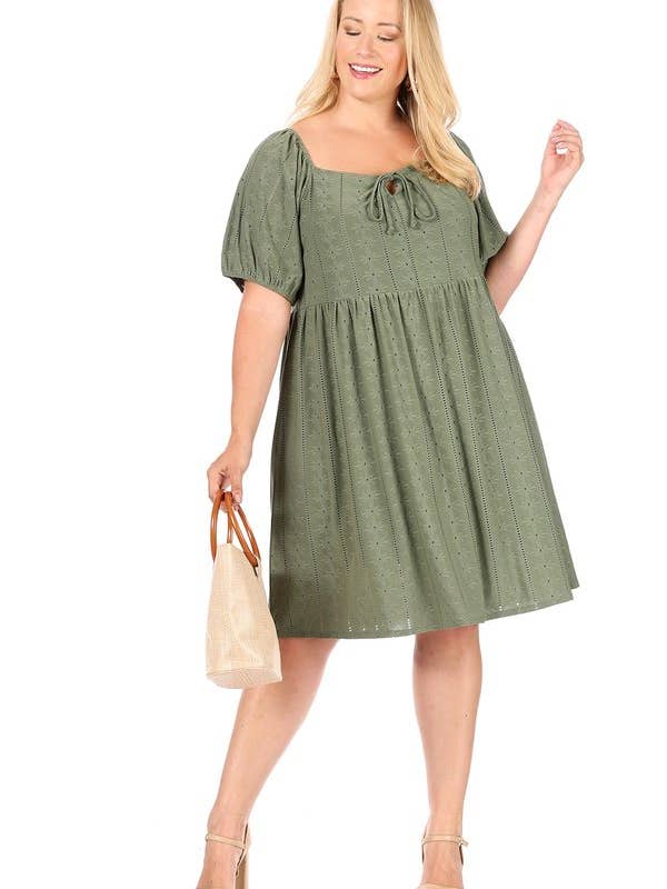 Robe patineuse à œillets Plus pour la vente par VIBE Apparel Co