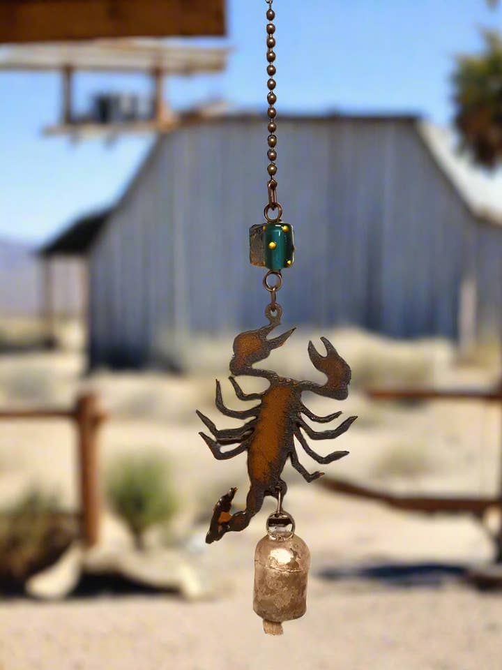 Campanilla rústica de metal para jardín con forma de escorpión, Nana Bell para venta al por mayor de Universal Ironworks USA