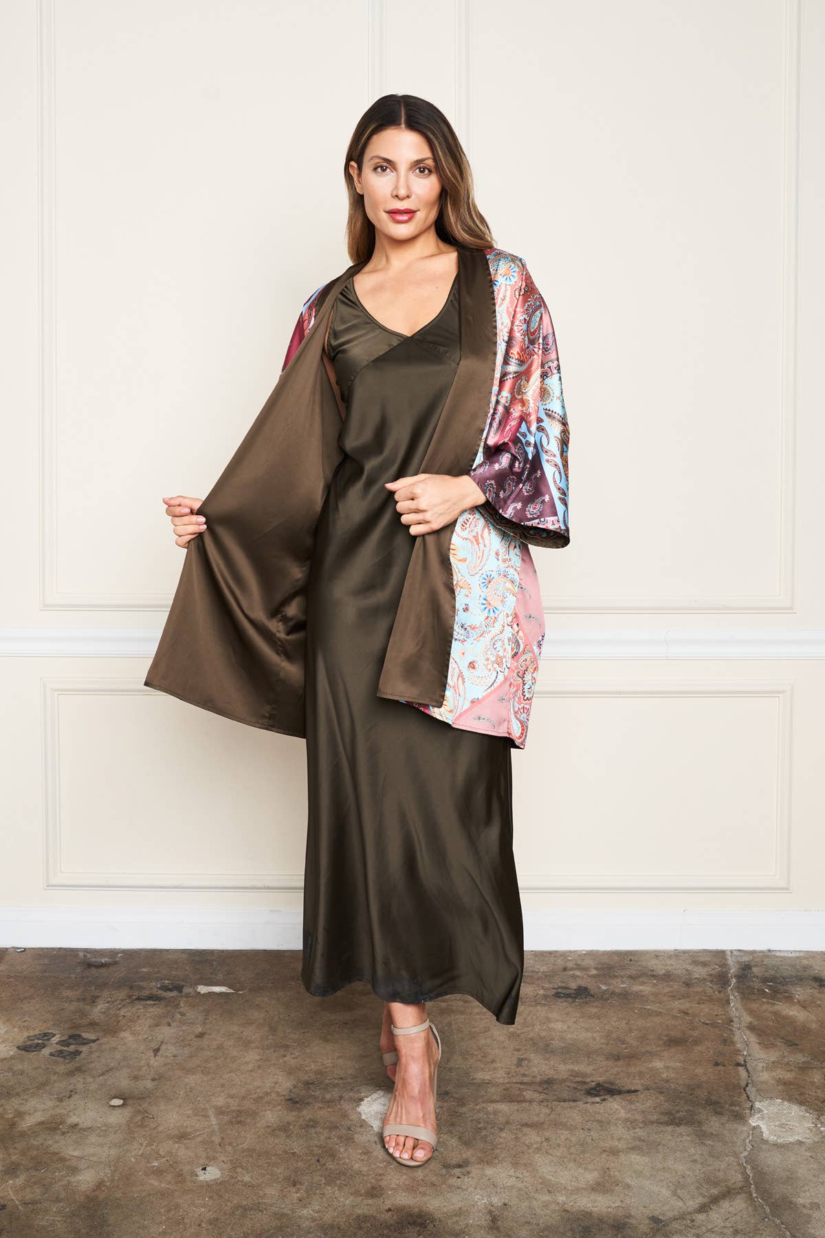 Olive 5612-MAK Vändbar Satinbroderad Kimono för wholesale på Faire7