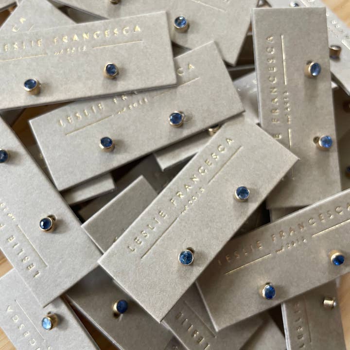 Leslie Francesca Designs – Engroshandel Ørestikkere – Bitsy Sapphire studs1
