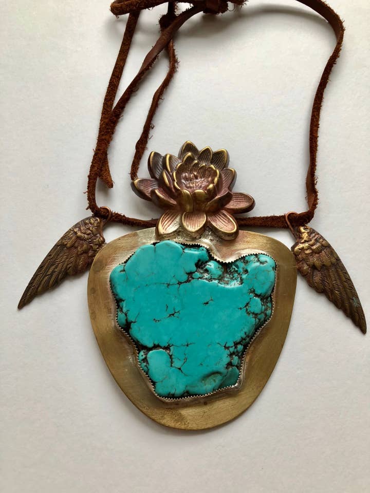 Collar de loto con alas de magnesita para venta al por mayor de Michelle DaRin Jewelry