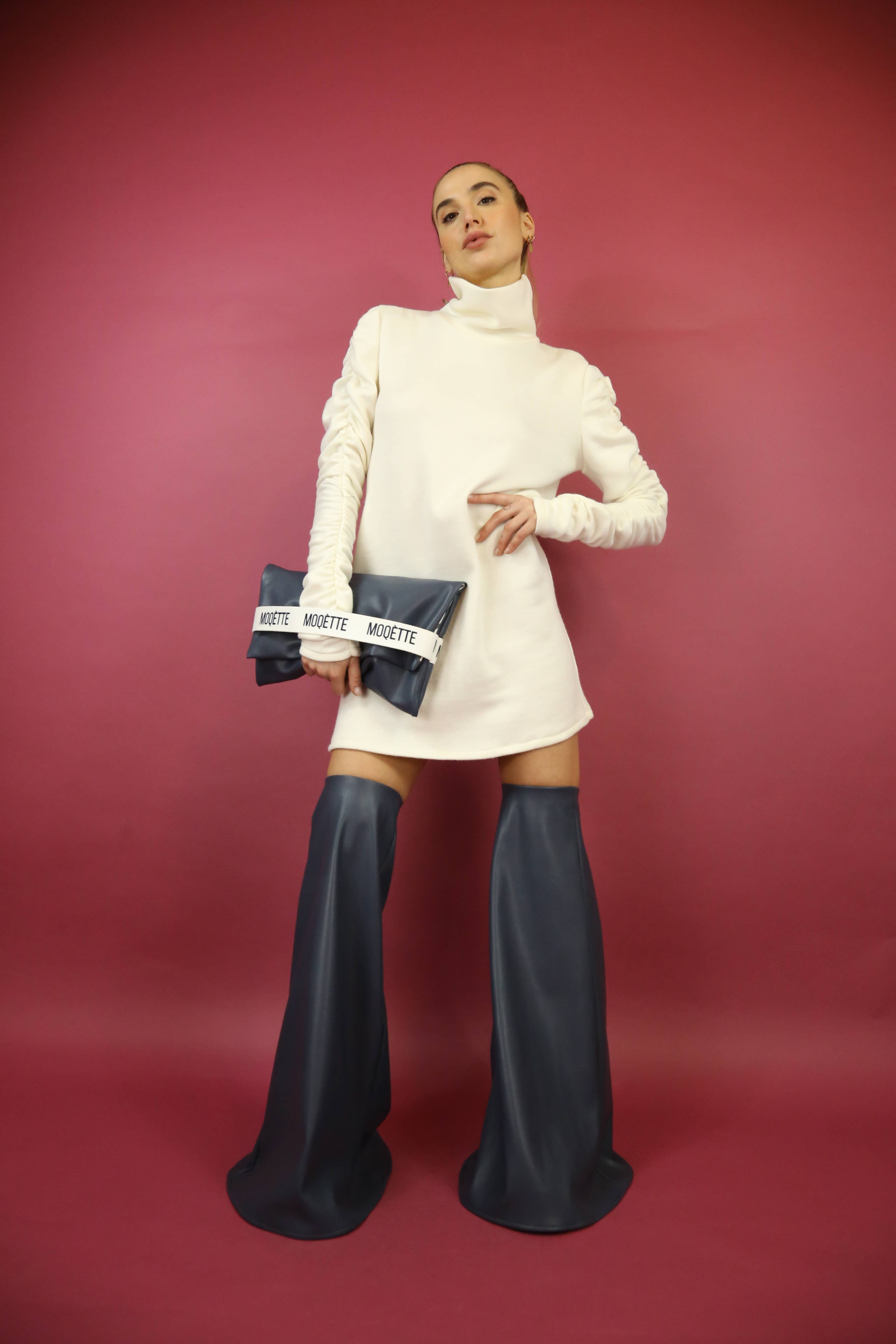 CRÈME ROBE À COL ROULÉ A4075 AVEC VOLANTS SUR LES MANCHES en vente sur Faire5