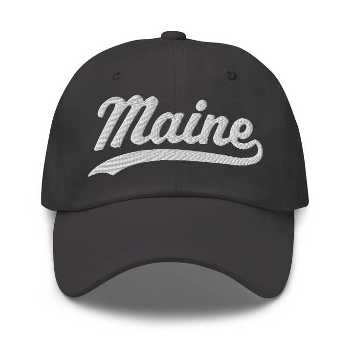 Casquette de baseball Maine Varsity | Police de sport classique avec broderie en relief 3D pour la vente par The Mainery
