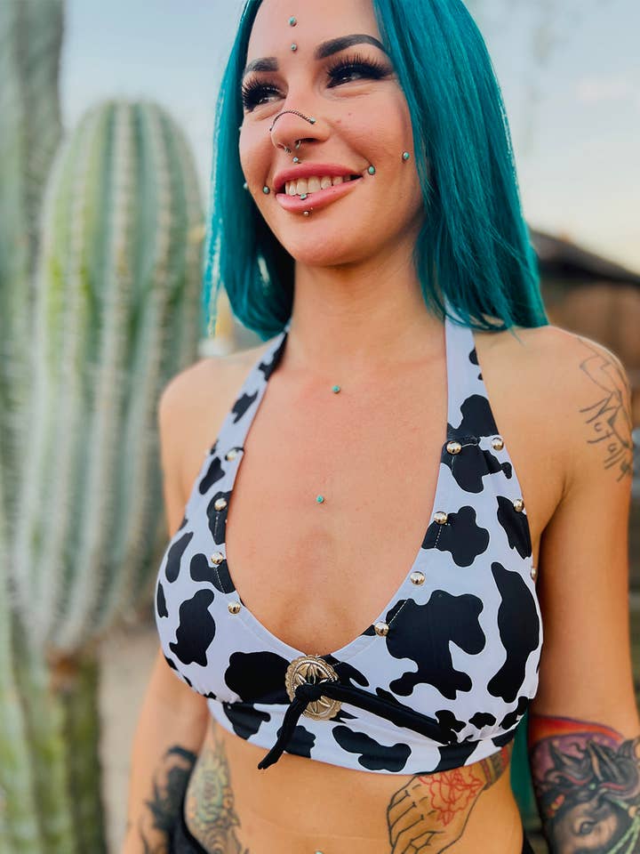 Top à cravate concho cloutée à imprimé animalier, plusieurs couleurs pour la vente par Switchblade Stiletto