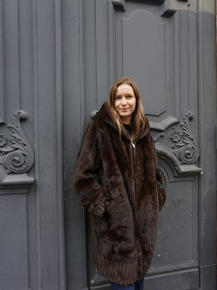 284012 Manteau à capuche en fausse fourrure pour la vente par CIAO MILANO
