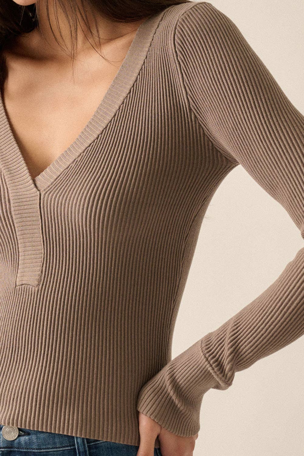 Promesa USA – Engroshandel Strikket top - Dame – Shaper Fit ribstrikket top med dyb V-hals og lange ærmer1