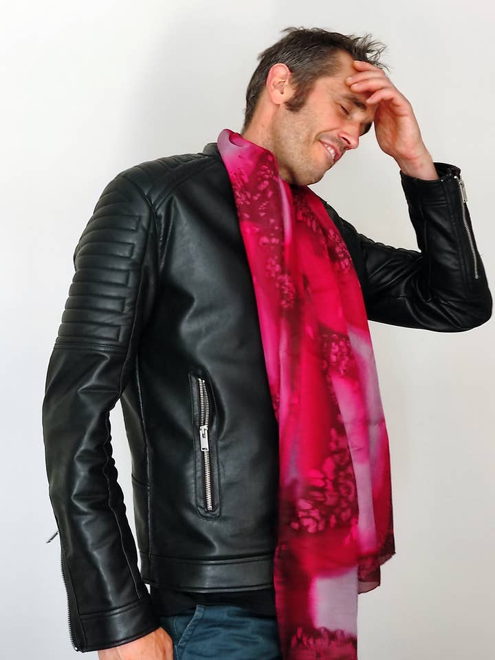 Foulard homme peint à la main en soie naturelle bordeaux pour la vente par CONCHA BLANCH