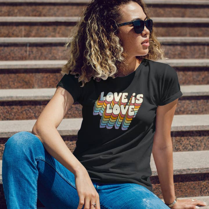T-shirt rétro "L'amour c'est l'amour" pour la vente par Euphoria Threads