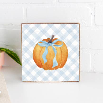 Bloc en bois décoratif en forme de citrouille à ruban bleu pour la vente par Rustic Marlin
