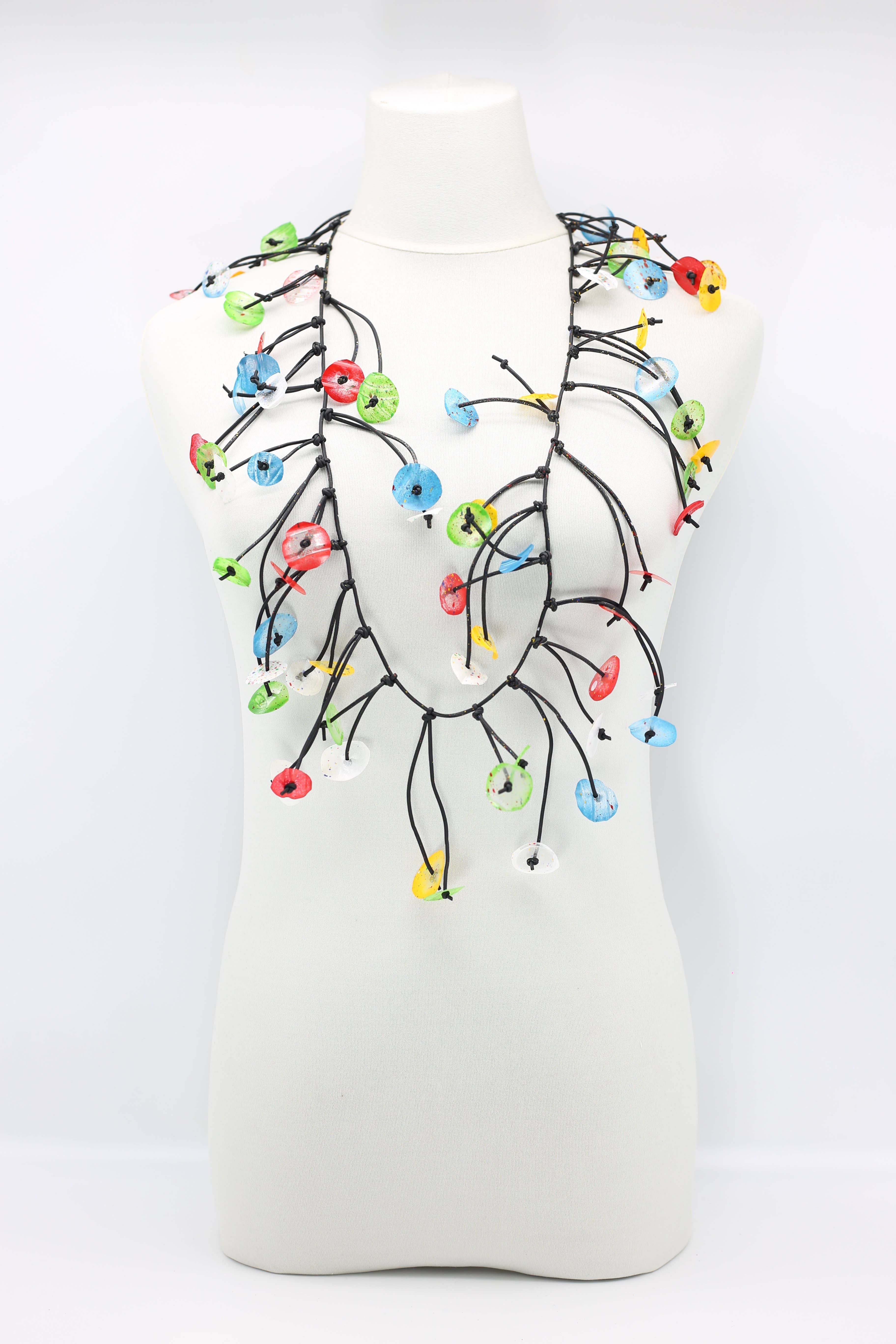 Jianhui London – Großhandel Statement-Halsketten – Halskette mit Seerosenblättern aus recyceltem Kunststoff, lang, handbemalt21