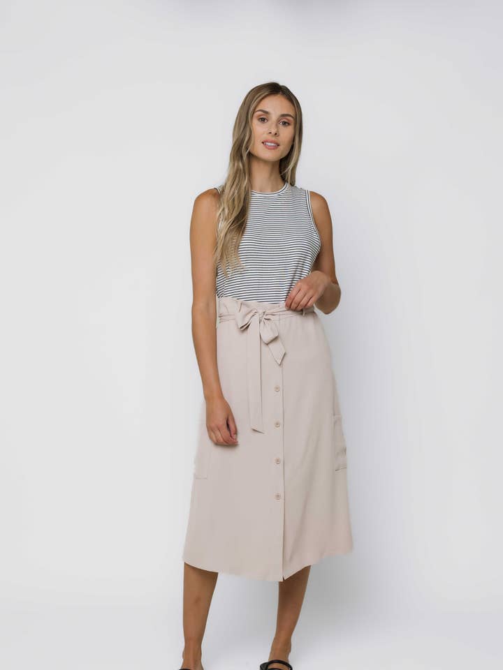 Gonna longuette con bottoni slanciati sul davanti per la vendita all'ingrosso da parte di ORB