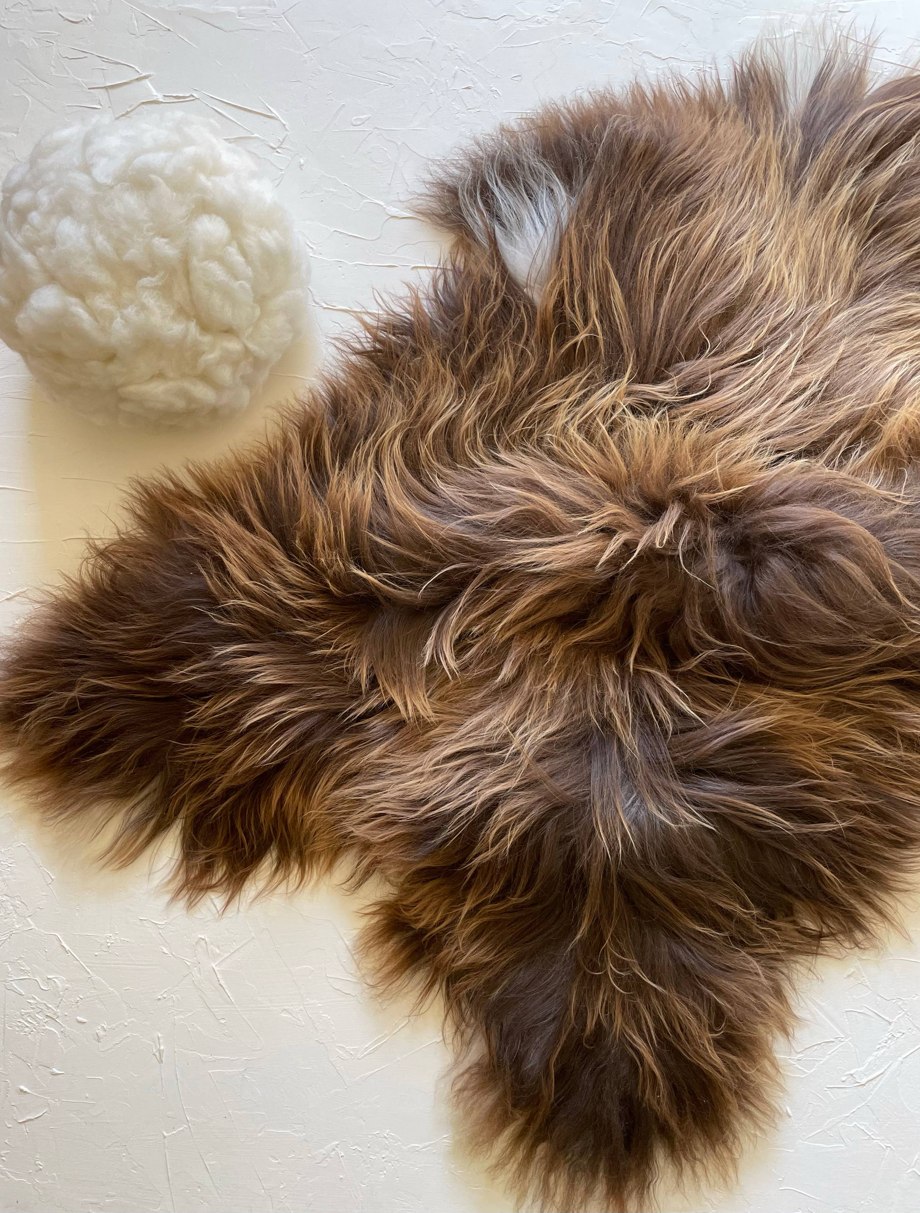 HoogaHooga – Großhandel Teppichvorleger – Rue isländisches Schaffell in natürlichen Brauntönen9