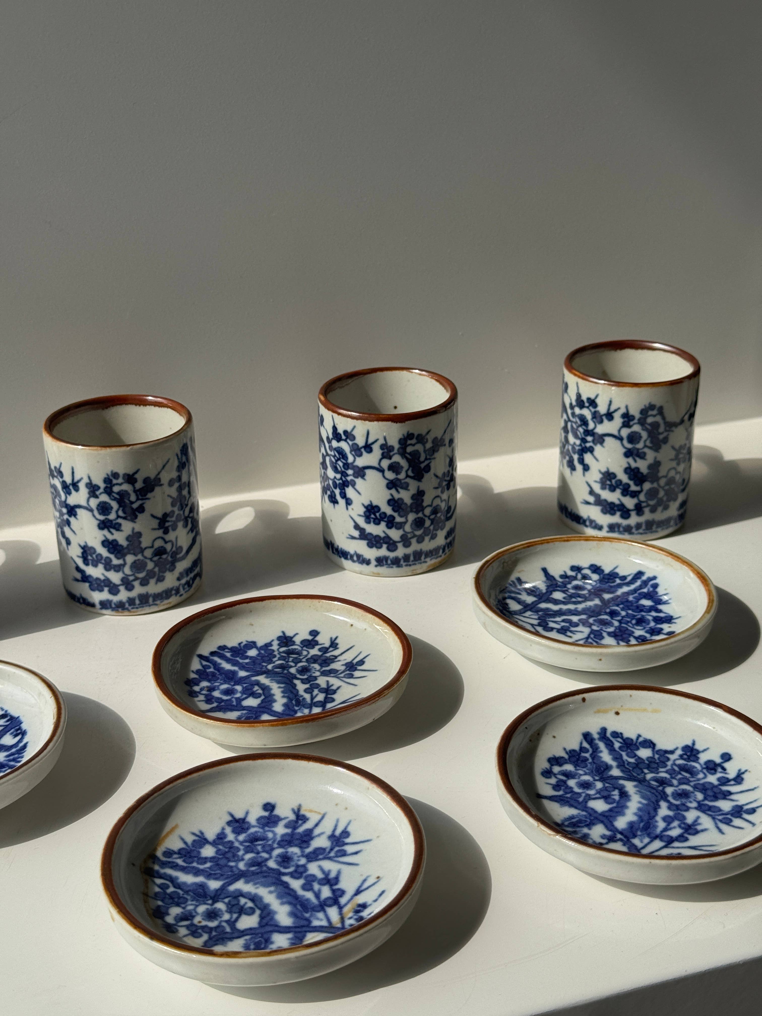Blue Set of 4 small cups and their saucers with landscape decoration for wholesale on Faire18